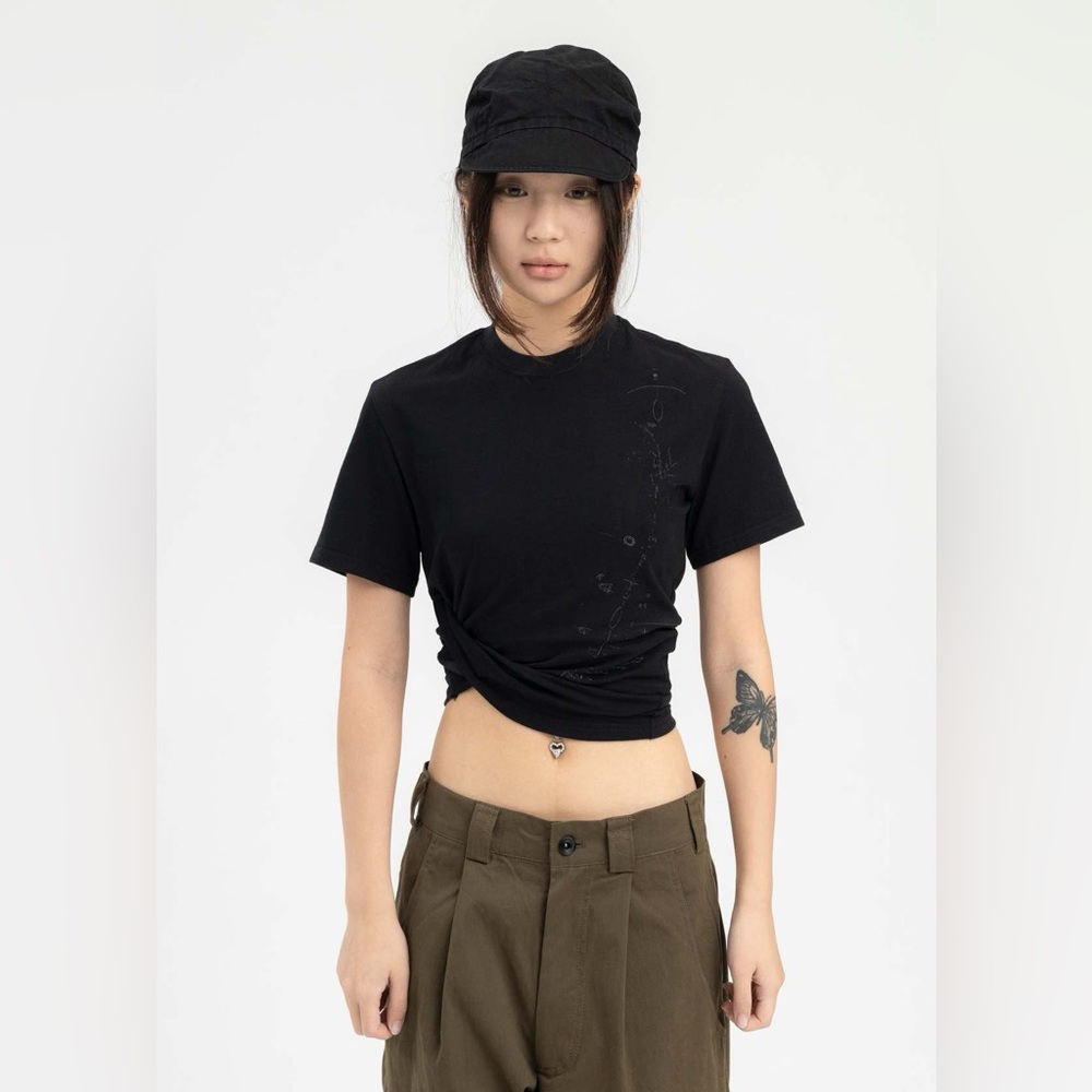 Hyein Seo black twisted round-neck cropped t-shirt